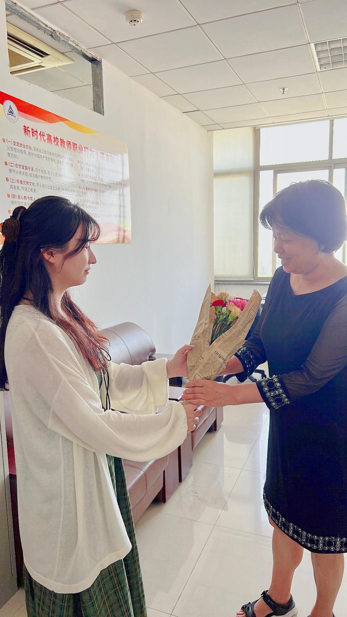 学院团委学生会开展“感谢师恩 标准创未来”活动,为全体教师送上诚挚的节日祝福。